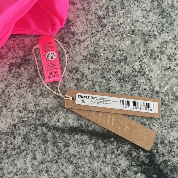 SKIMS ESSENTIAL CREW NECK SLEEVELESS BODYSUIT (NWT) - Picture 6 of 7